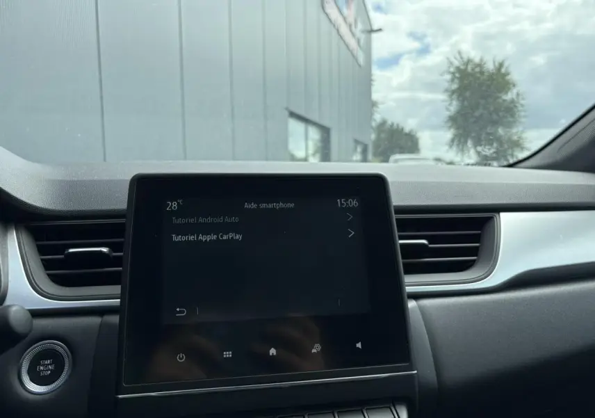 Écran tactile central du tableau de bord du Renault Captur blanc nacré 2022 affichant Apple Car Play.