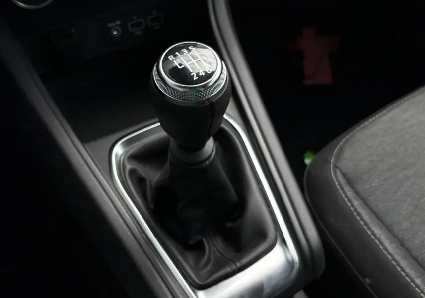 Le levier de vitesses manuel noir du Renault Captur TCE 90 Business vu en gros plan côté conducteur.