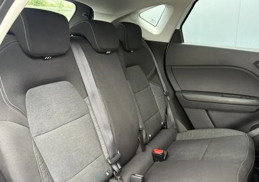 Vue côté droit de la banquette arrière en tissu gris et noir du Renault Captur blanc nacré 2022 TCE 90 Business.