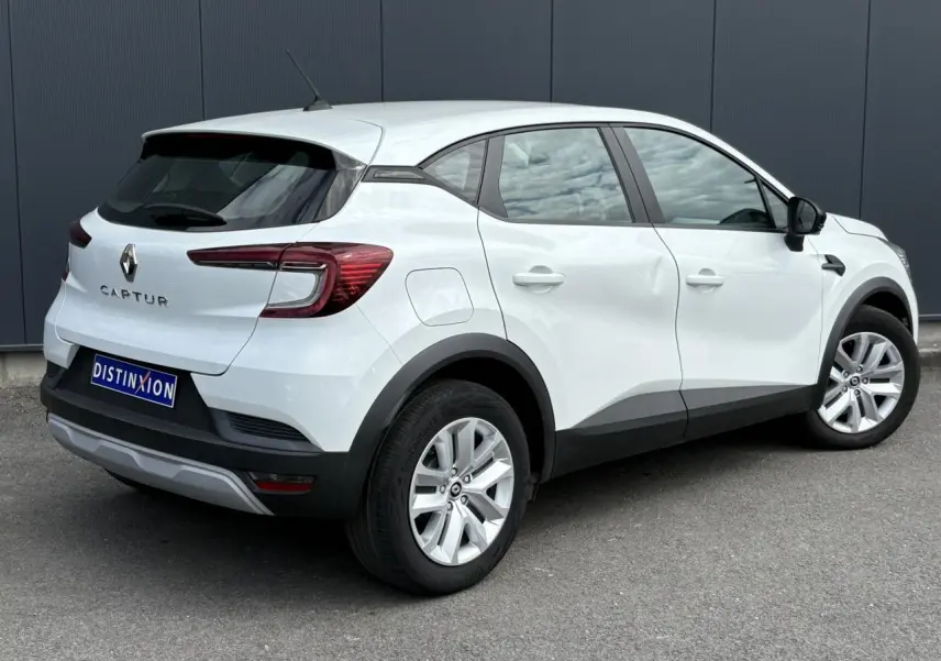 Renault Captur blanc nacré vu de trois quarts arrière droit, avec feux arrière LED et jantes alliage.