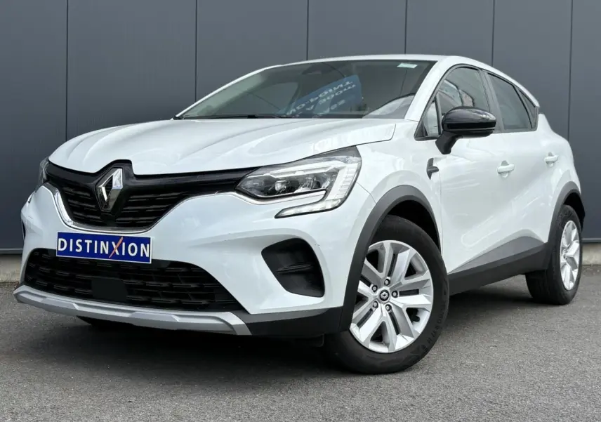 Renault Captur blanc nacré vu de 3/4 avant droit avec calandre noire et jantes argentées.