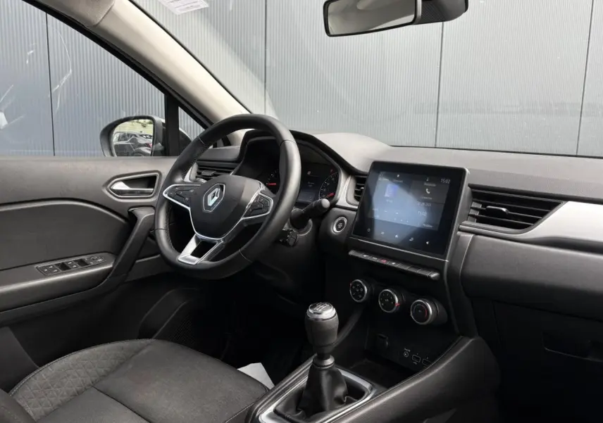 Intérieur du Renault Captur TCE 90 Business 2022, vue côté conducteur, volant multifonction et écran tactile Easy Link.