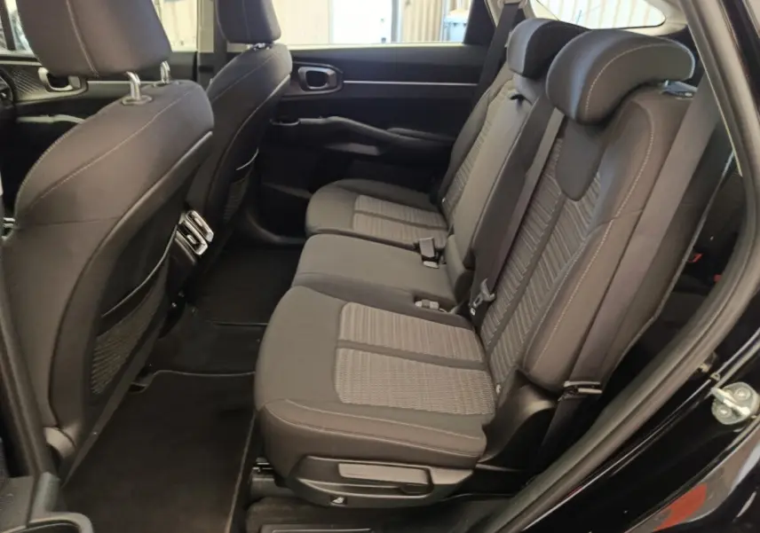 Vue intérieure côté droit des sièges arrière noirs du Kia Sorento 2023 hybride rechargeable, version 7 places.
