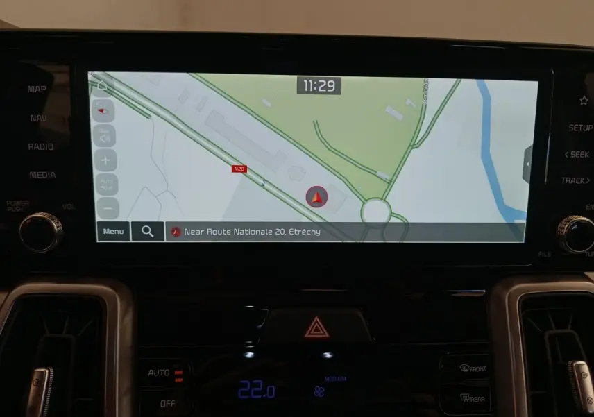 Écran tactile central du tableau de bord du Kia Sorento 2023 affichant la navigation GPS en intérieur noir.