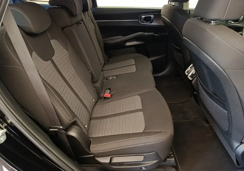 Vue côté gauche de la banquette arrière noire avec inserts gris du Kia Sorento 2023 hybride rechargeable, version 7 places.