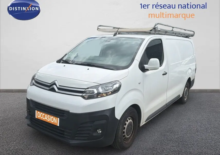 Vue 3/4 avant droit d’un utilitaire Citroën Jumpy XL blanc avec galerie de toit et pare-chocs noir.
