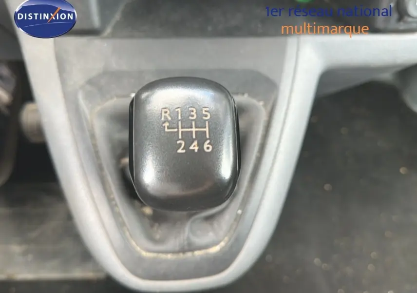 Gros plan sur le levier de vitesses manuel noir du Citroën Jumpy XL blanc, version BlueHDi 2017.
