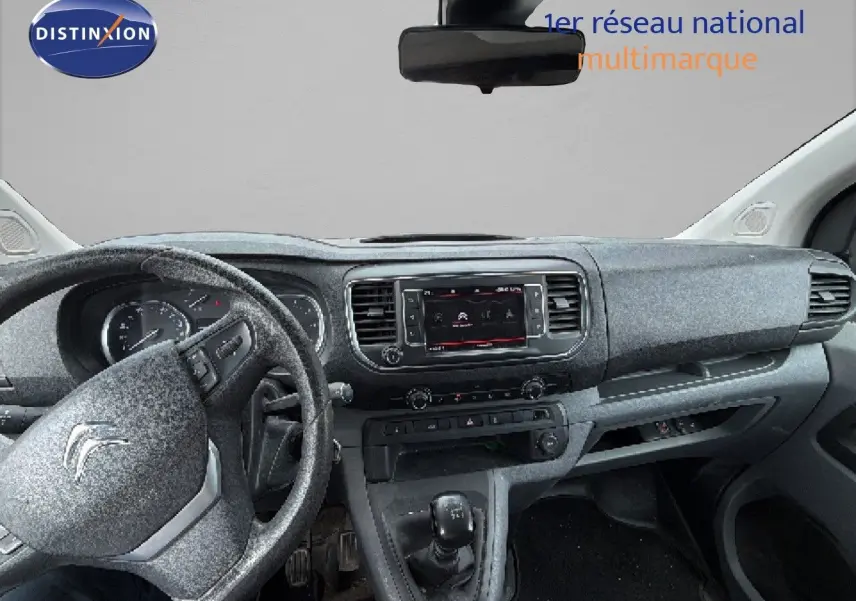 Vue intérieure du tableau de bord et volant côté gauche du Citroën Jumpy blanc, avec console centrale et écran tactile.