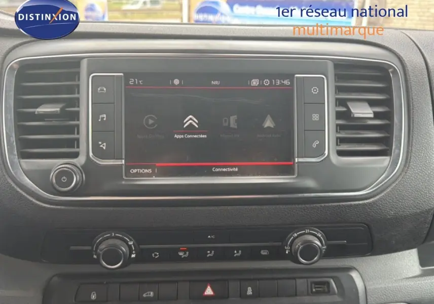 Vue rapprochée de l’écran tactile et de la console centrale noire du Citroën Jumpy XL blanc, version Business 2017.