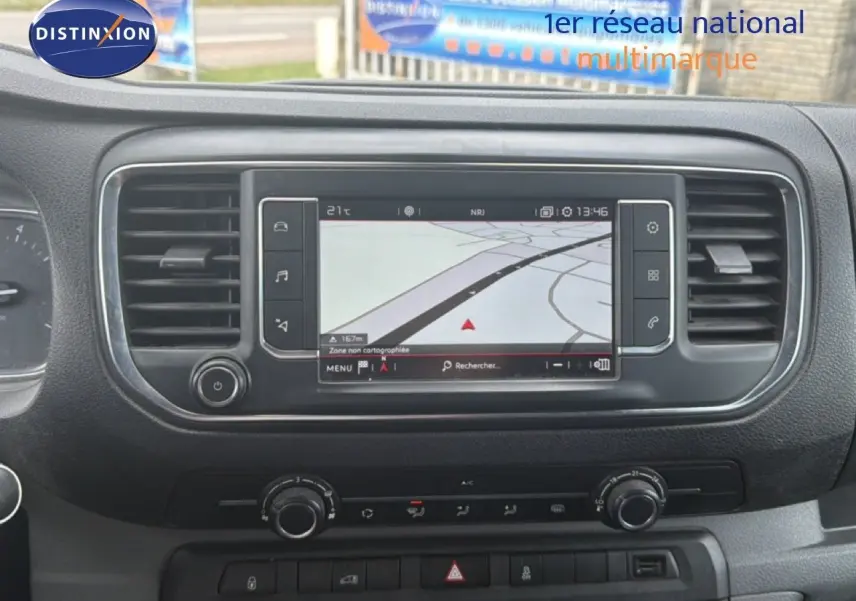 Vue intérieure du tableau de bord du Citroën Jumpy blanc, avec écran tactile central affichant la navigation GPS.