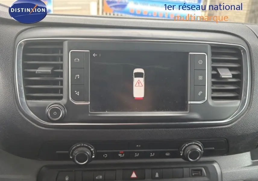 Vue rapprochée de la console centrale du Citroën Jumpy blanc, avec écran tactile et commandes de climatisation visibles.