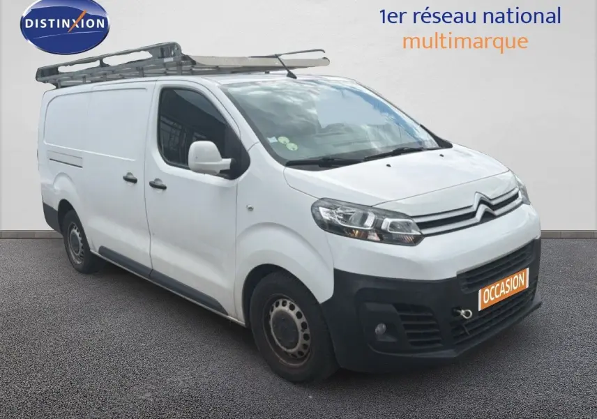 Citroën Jumpy XL blanc en 3/4 avant droit avec galerie de toit et pare-chocs noirs visibles.
