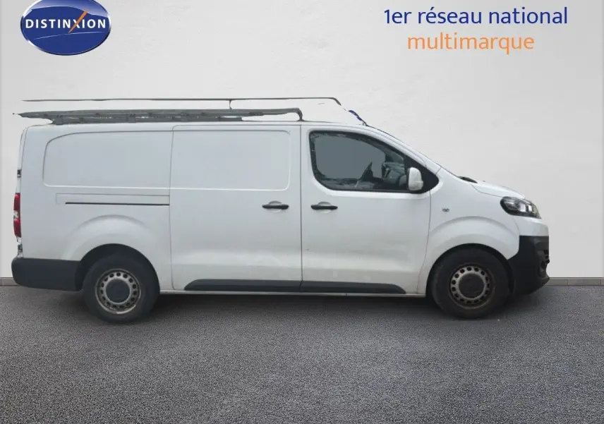 Vue latérale droite d’un utilitaire Citroën Jumpy XL blanc de 2017 avec galerie de toit et jantes acier.