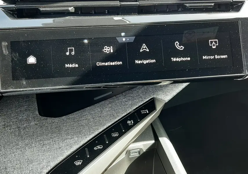 Vue rapprochée de l’écran tactile central et des commandes climatisation du Peugeot 5008 Hybrid gris Artense 2025.