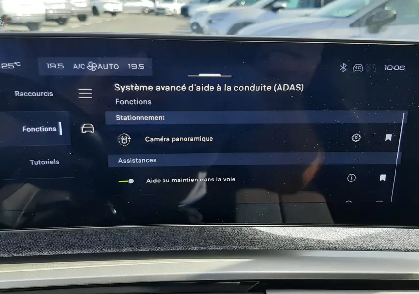 Vue intérieure du tableau de bord du Peugeot 5008 gris Artense, affichant l'écran tactile du système d'aide à la conduite.