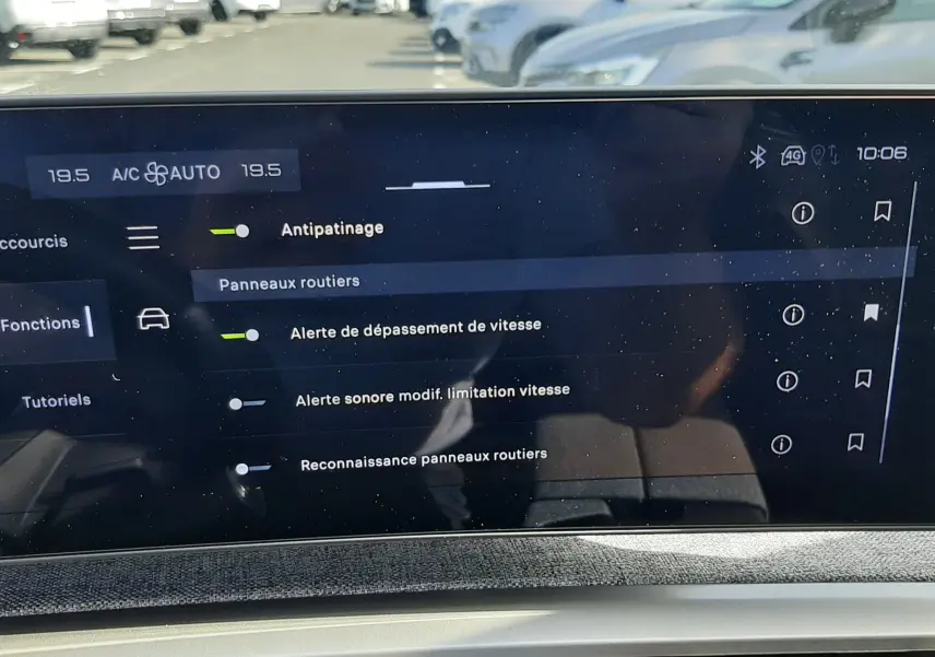 Vue intérieure du tableau de bord du Peugeot 5008 Hybrid 2025, écran tactile affichant les réglages d'assistance à la conduite.