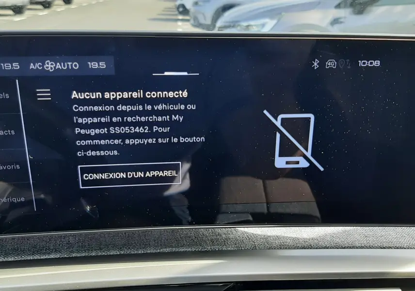 Écran tactile central du Peugeot 5008 Hybrid 145ch Allure 2025 affichant la connexion Bluetooth inactive, intérieur gris noir.