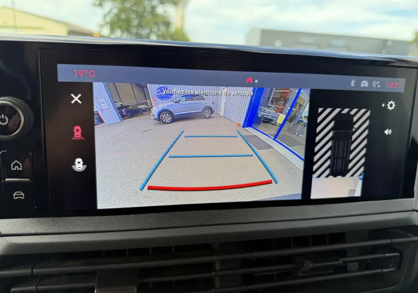 Écran de caméra de recul du Fiat Scudo Fourgon blanc Icy, affichant les lignes de guidage et vue aérienne du véhicule.