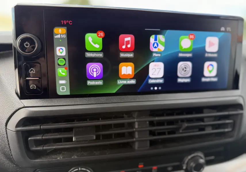 Écran tactile central du tableau de bord du Fiat Scudo Fourgon 2025, affichant les applications connectées.