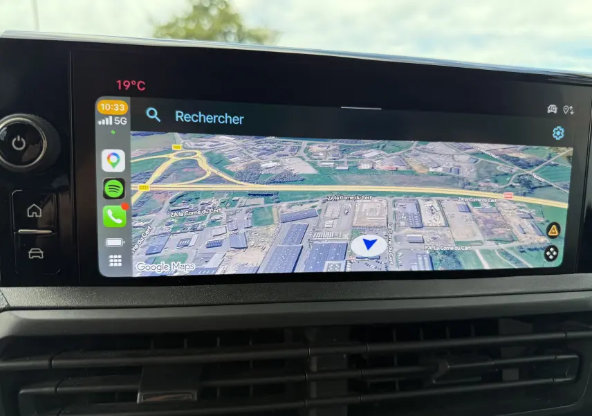 Écran tactile central du FIAT Scudo Fourgon 2025 affichant une carte GPS en mode satellite.