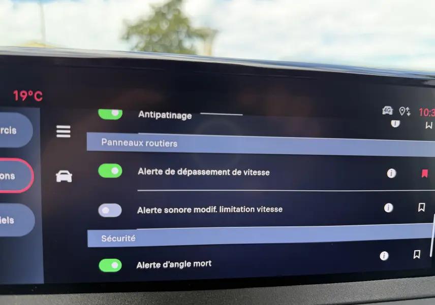 Écran tactile intérieur du FIAT Scudo Fourgon blanc, affichant les réglages d’aides à la conduite et sécurité.