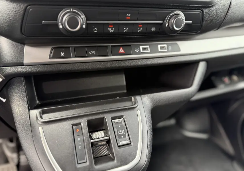 Gros plan sur la console centrale du Fiat Scudo Fourgon 2025, avec commandes climatisation, boîte auto et mode de conduite.