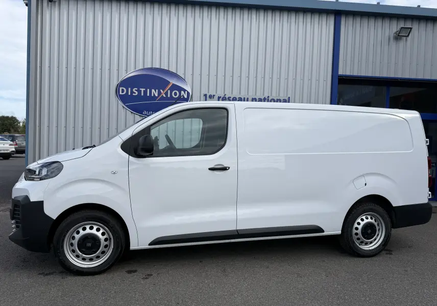 Vue latérale droite d’un FIAT Scudo Fourgon blanc Icy 2025 avec jantes acier et pare-chocs noirs.