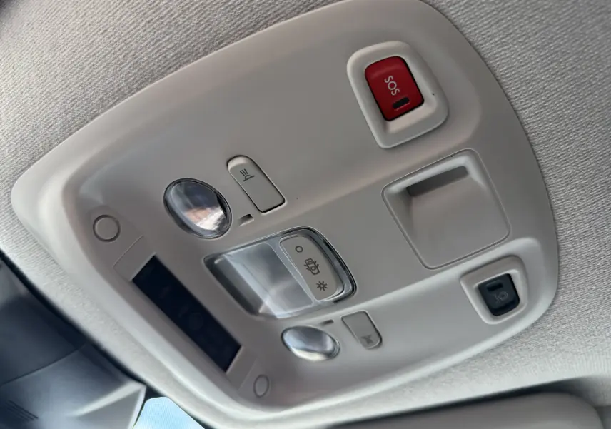 Plafonnier intérieur du FIAT Scudo Fourgon BlueHDi 180 XL 2025 avec bouton SOS rouge et commandes d’éclairage intégrées.