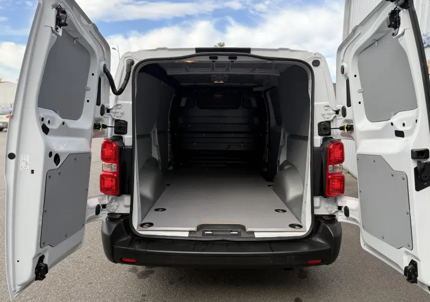 Vue arrière du FIAT Scudo Fourgon blanc Icy 2025 avec portes ouvertes dévoilant un espace de chargement vide et spacieux.