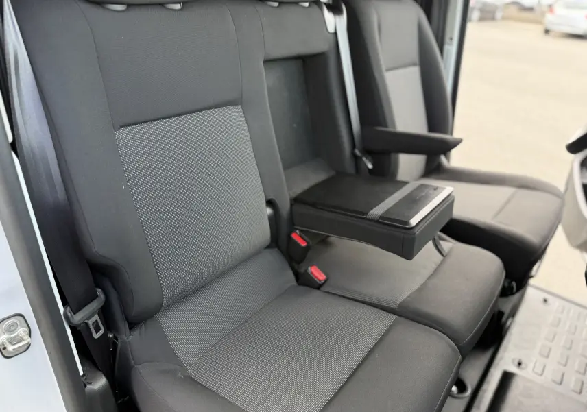 Vue intérieure rapprochée des sièges avant gris foncé du Fiat Scudo Fourgon, avec accoudoir central déployé.