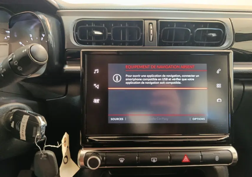 Vue rapprochée du tableau de bord central de la Citroën C3 2024, écran tactile affichant un message d'absence de navigation.