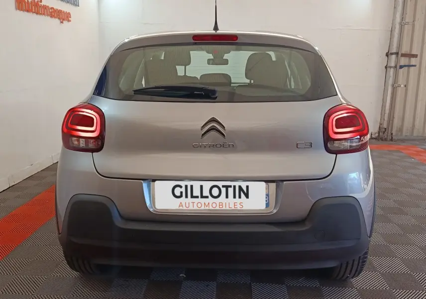 Vue arrière d'une Citroën C3 2024 gris foncé avec feux arrière LED et pare-chocs noir mat.