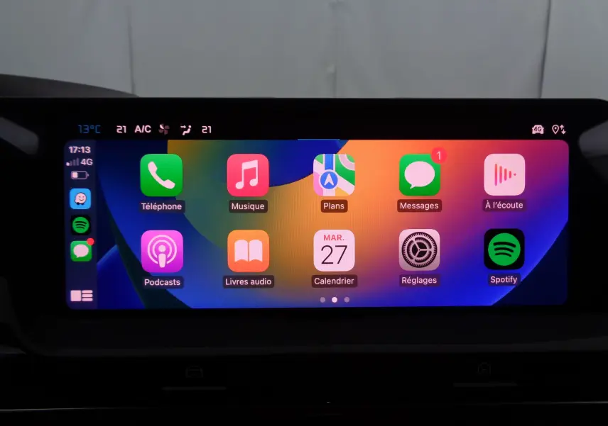 Écran tactile central de la Citroën C5 X 2023 affichant les applications Apple CarPlay en intérieur noir.