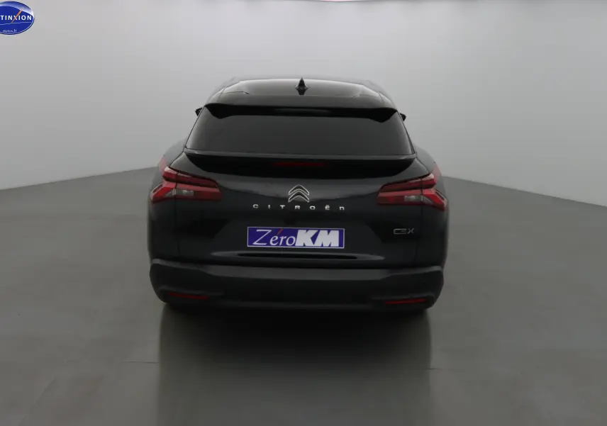 Vue arrière d'une Citroën C5 X noire métal avec feux LED et logo distinctif sur fond neutre.