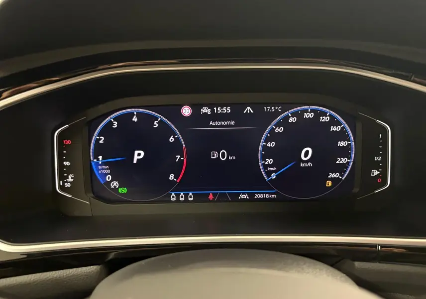Tableau de bord numérique du Volkswagen T-Roc 2024 affichant la vitesse à 0 km/h et l'autonomie à 0 km