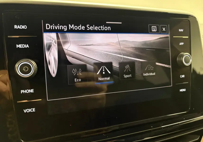 Écran central du Volkswagen T-Roc 2024 affichant la sélection des modes de conduite avec options Eco, Normal, Sport et Individual.