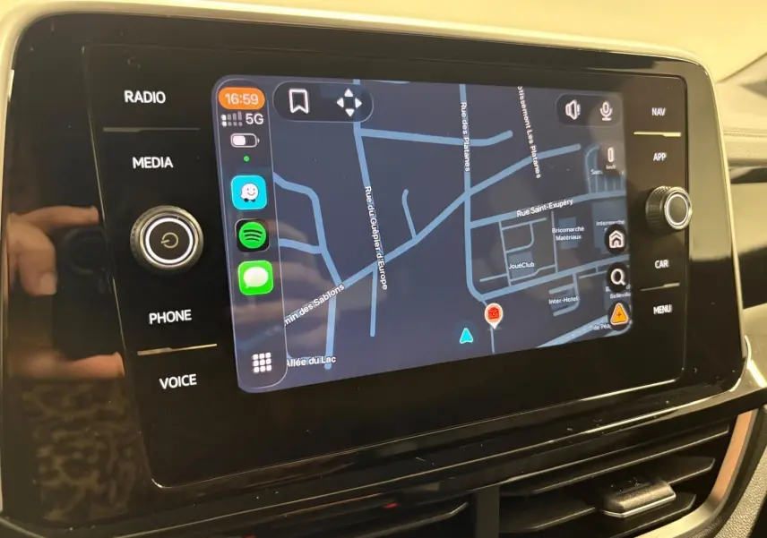 Écran tactile central du Volkswagen T-Roc 2024 affichant une carte de navigation avec interface moderne.