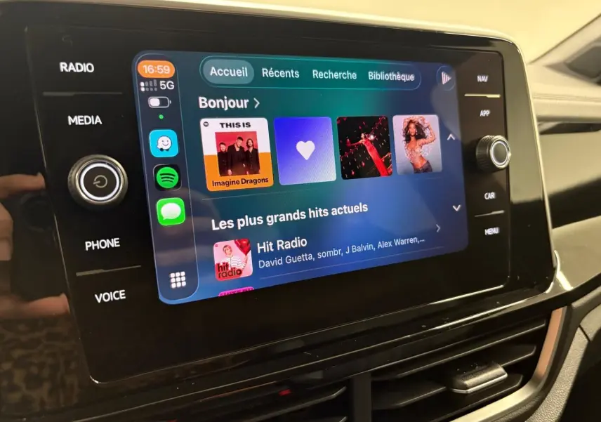 Écran tactile central du Volkswagen T-Roc 2024 affichant l'interface multimédia avec options radio et navigation.