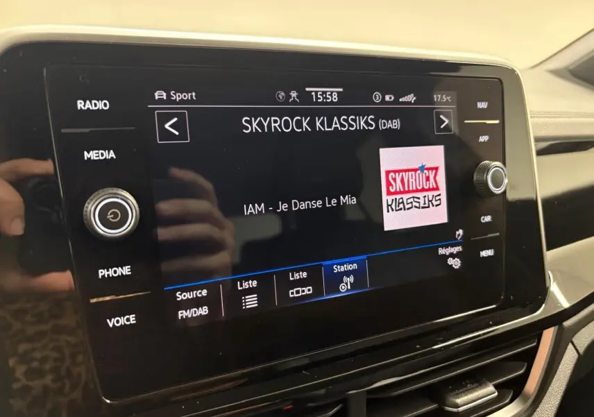 Écran tactile central du Volkswagen T-Roc 2024 affichant la radio Skyrock Klassiks avec interface en mode Sport.