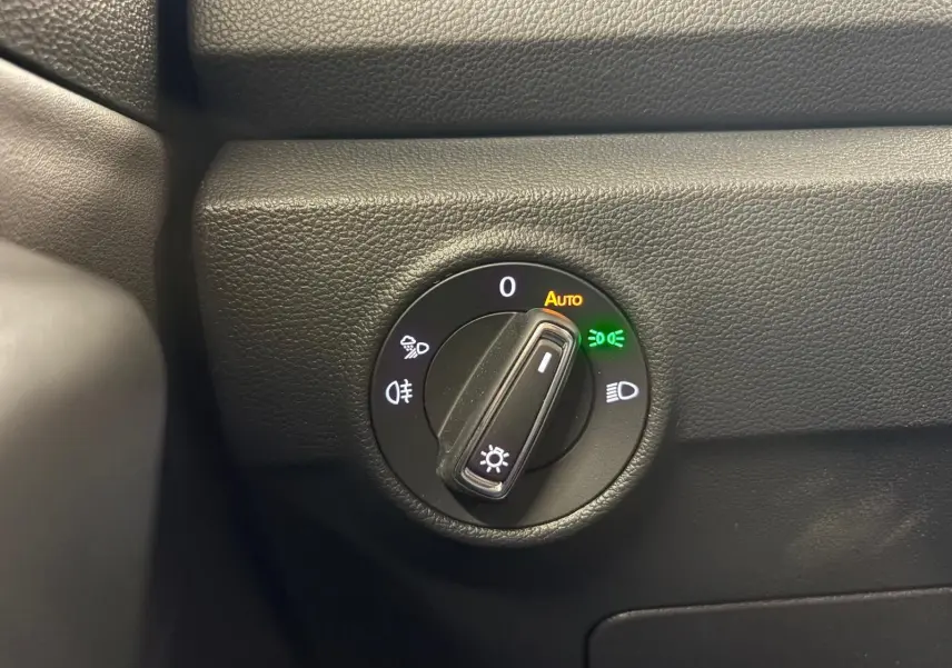 Sélecteur des phares en mode automatique sur le tableau de bord du Volkswagen T-Roc 2024 finition R-Line.