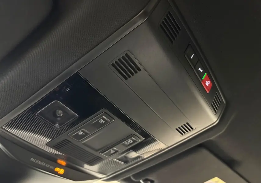 Plafonnier intérieur avec commandes d’éclairage et alerte d’airbag passager du Volkswagen T-Roc bleu pétrole 2024 R-Line.