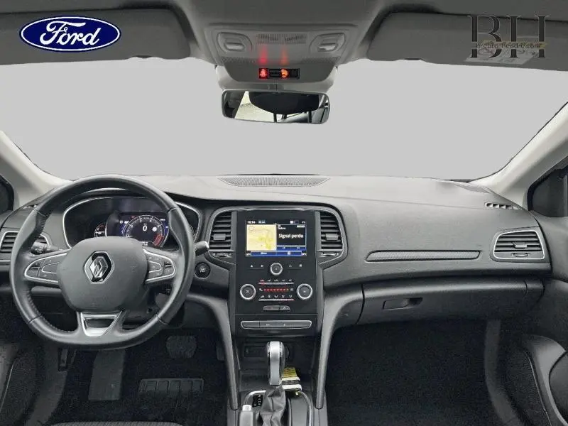 Vue intérieure avant du tableau de bord et volant cuir multifonction d'une Renault Mégane Break 1.3 TCe gris Platine de 2020.