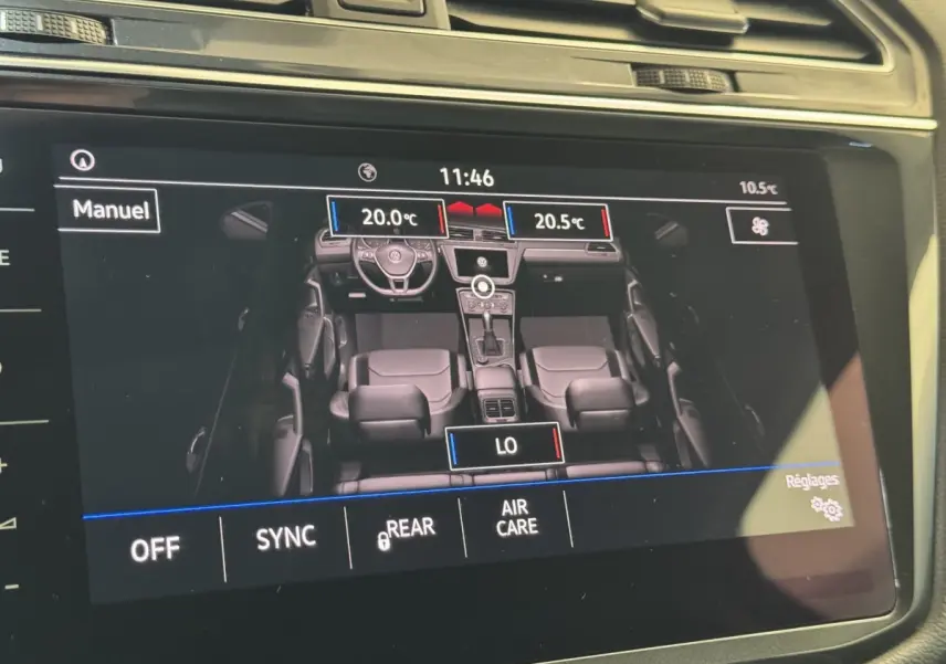 Écran tactile intérieur affichant la vue en plan des sièges et tableau de bord du Volkswagen Tiguan Allspace gris foncé.