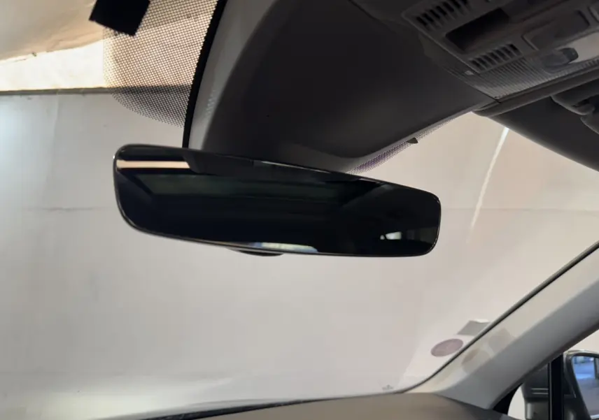 Rétroviseur intérieur noir du Volkswagen Tiguan Allspace 2019, vue de l'habitacle côté conducteur.