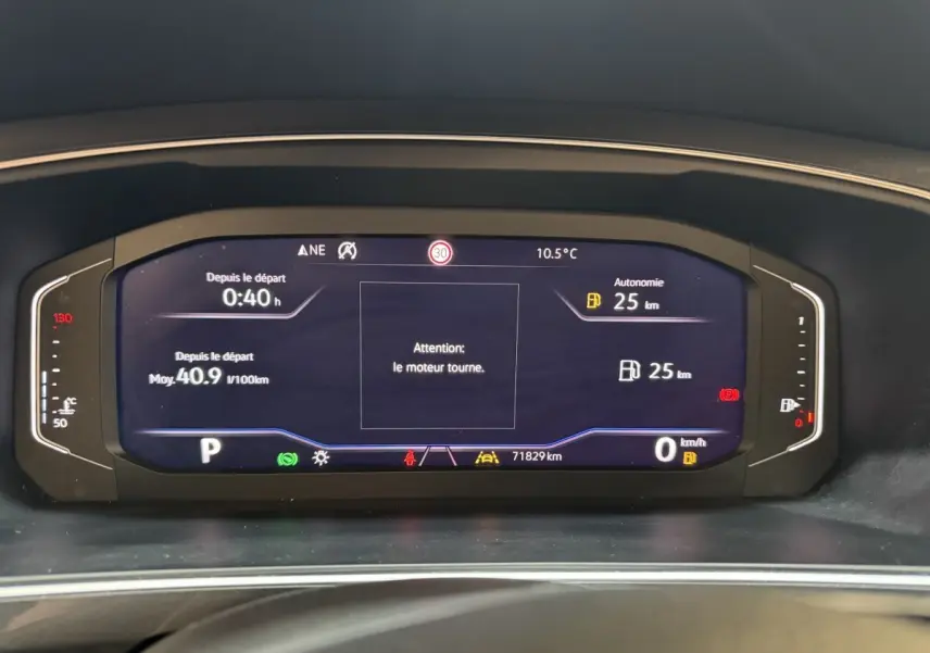 Affichage numérique du tableau de bord du Volkswagen Tiguan Allspace 2019, avec informations de conduite et autonomie.