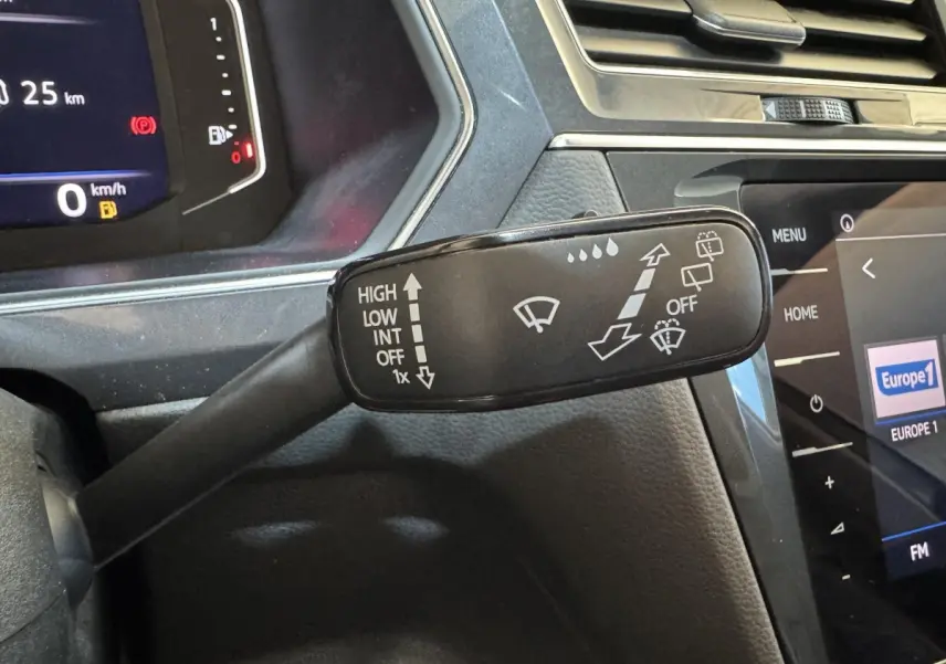 Gros plan sur la commande des essuie-glaces côté gauche du tableau de bord du Volkswagen Tiguan Allspace gris foncé 2019.