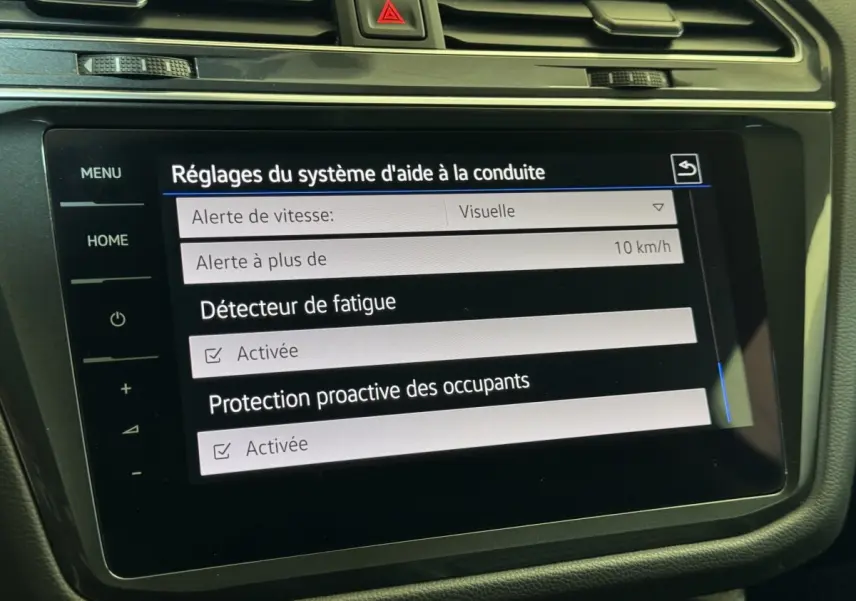 Écran tactile central du Volkswagen Tiguan Allspace 2019 affichant les réglages d’aide à la conduite.