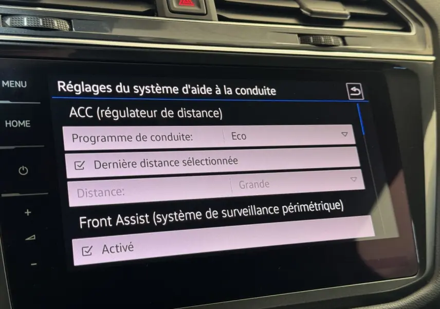 Écran tactile central du Volkswagen Tiguan Allspace 2019 affichant les réglages d’aide à la conduite.