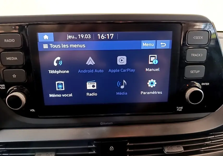 Vue rapprochée de l’écran tactile multimédia central de la Hyundai i20 2022, affichant les menus connectés.