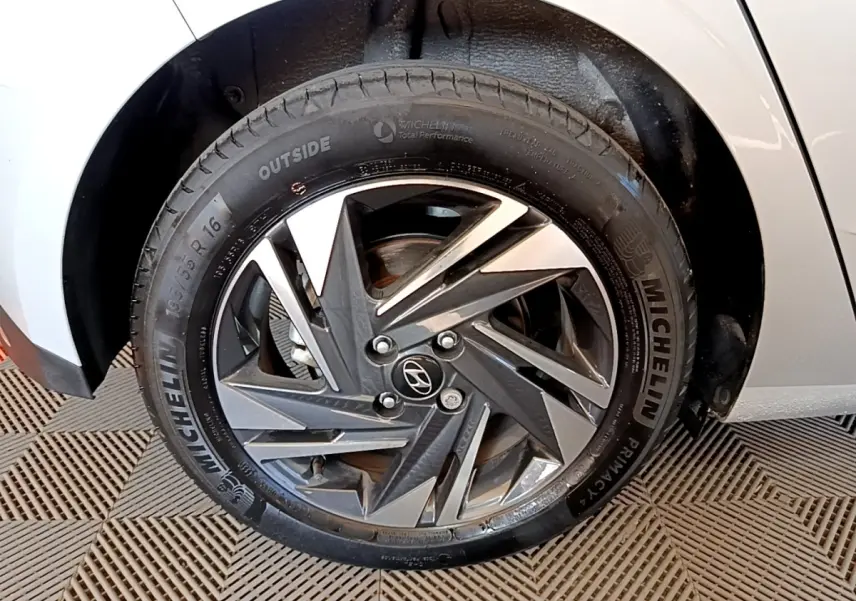 Gros plan sur la roue avant droite gris clair de la Hyundai i20 2022 avec jante alliage et pneu Michelin.